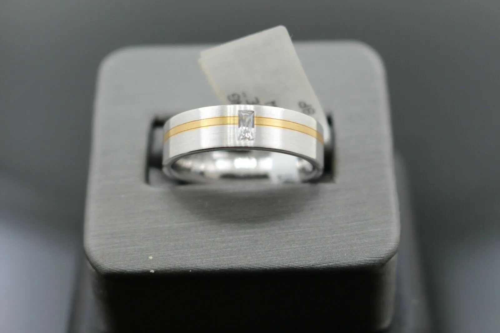 18k Solid Gold Elegant Ladies Modern Zirconia Shiny Finish Band Ring R9444m