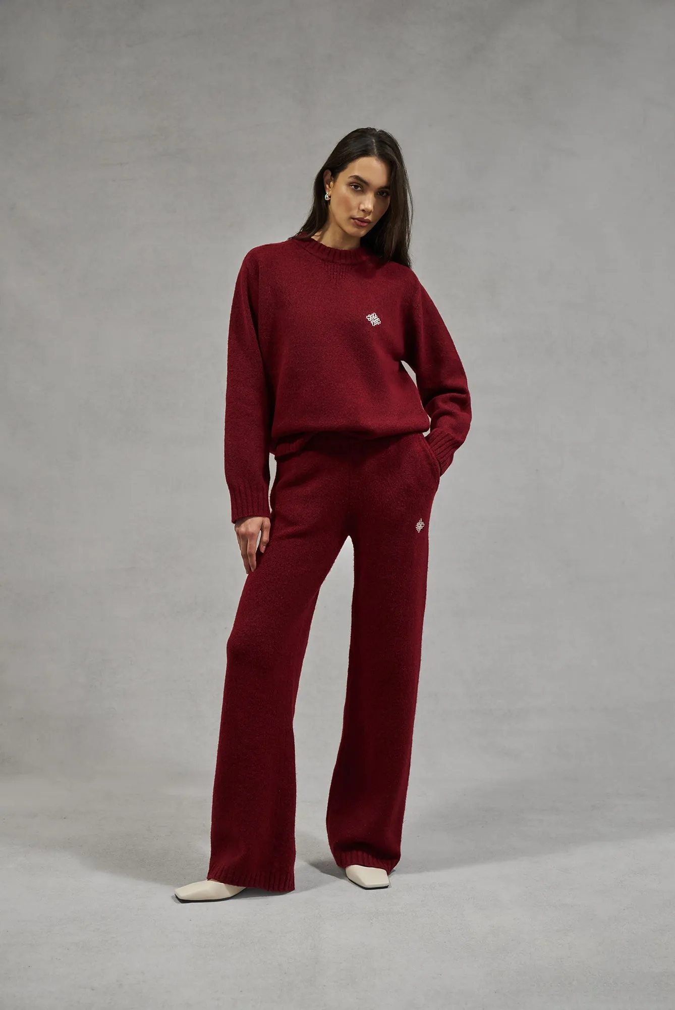 FLUFFY KNIT EMBLEM EMBROIDERED CREW - BURGUNDY