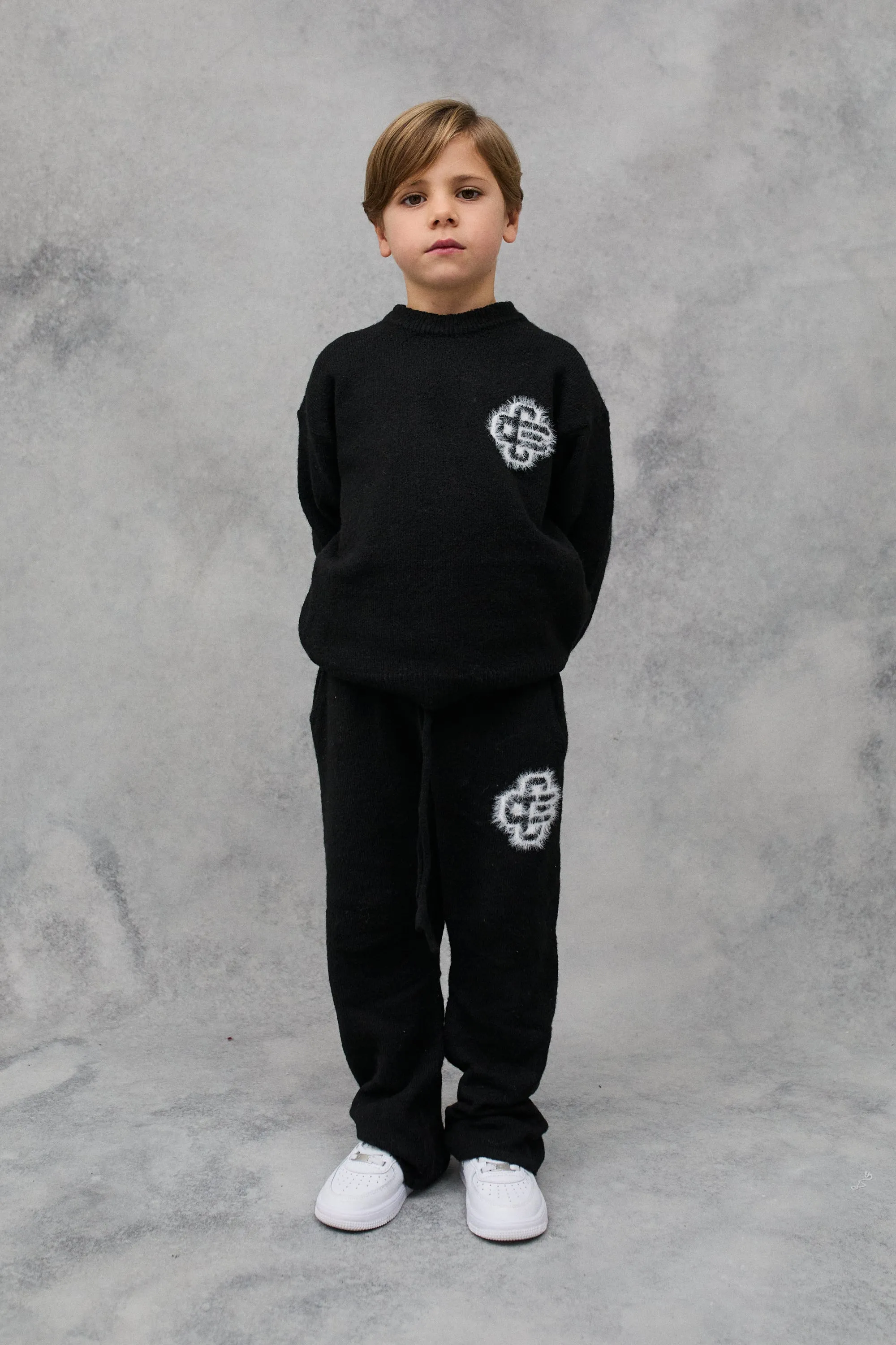 KIDS FLUFFY KNIT EMBLEM CREW - BLACK