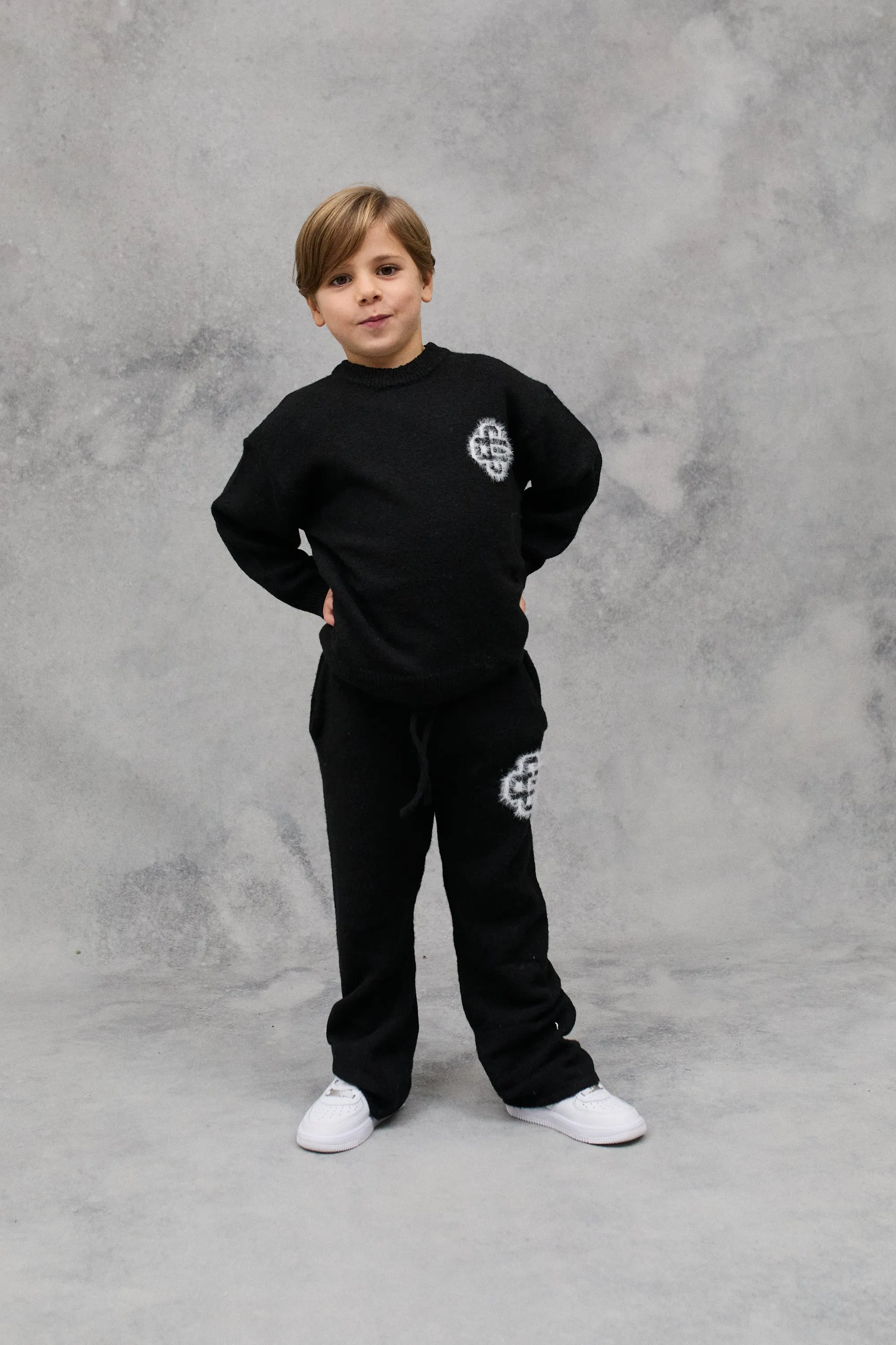 KIDS FLUFFY KNIT EMBLEM CREW - BLACK