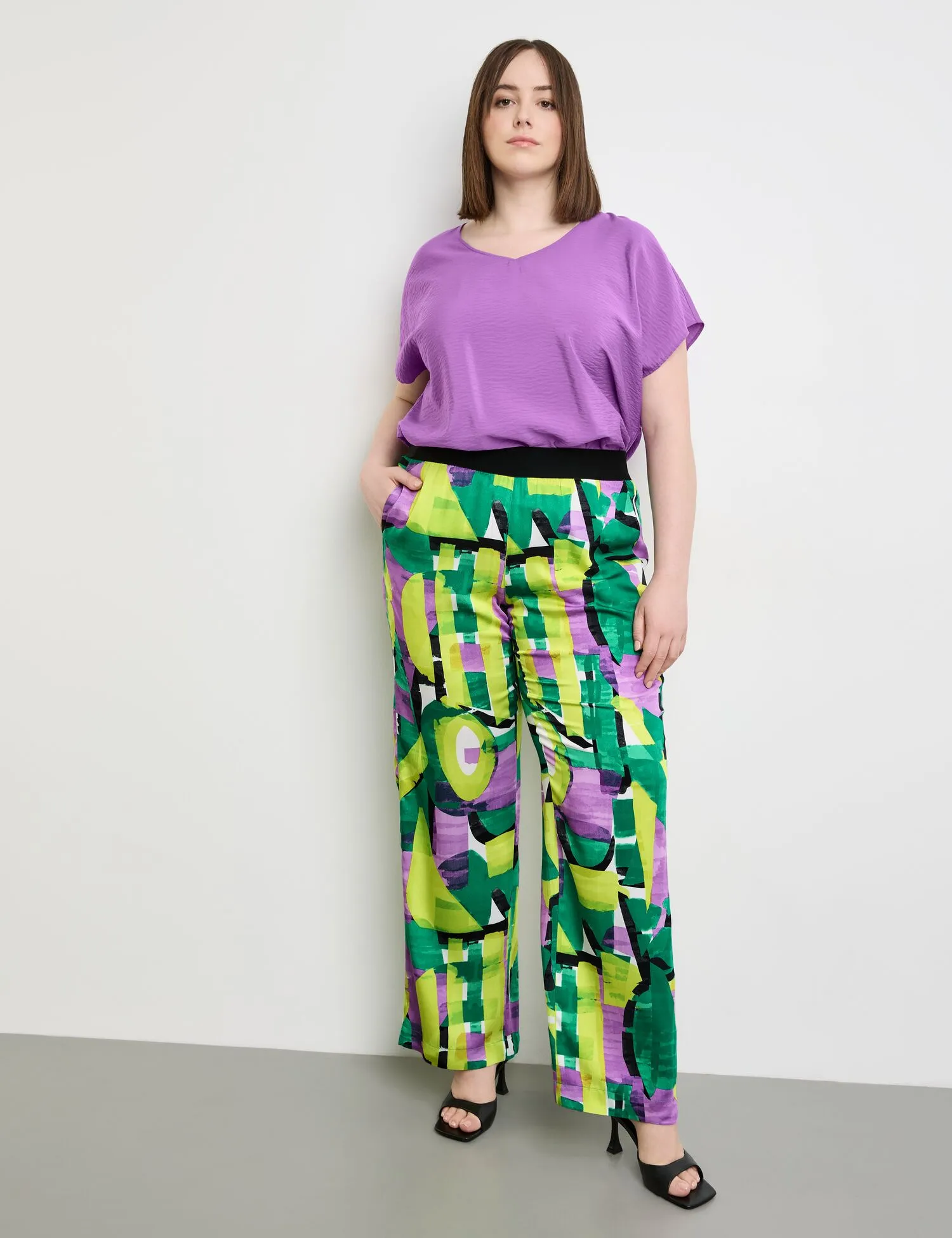 Palazzo trousers with an all-over print, Carlotta