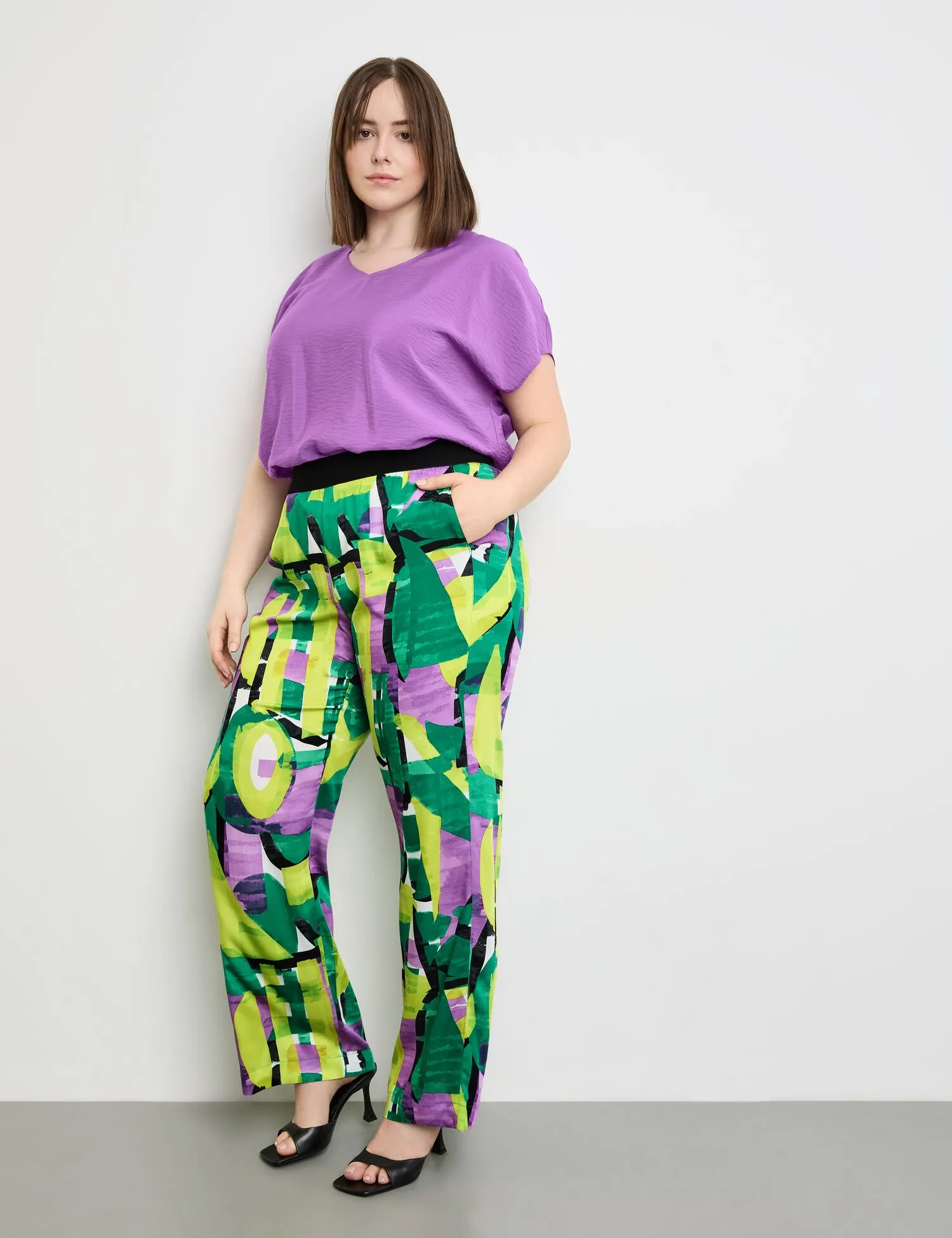 Palazzo trousers with an all-over print, Carlotta