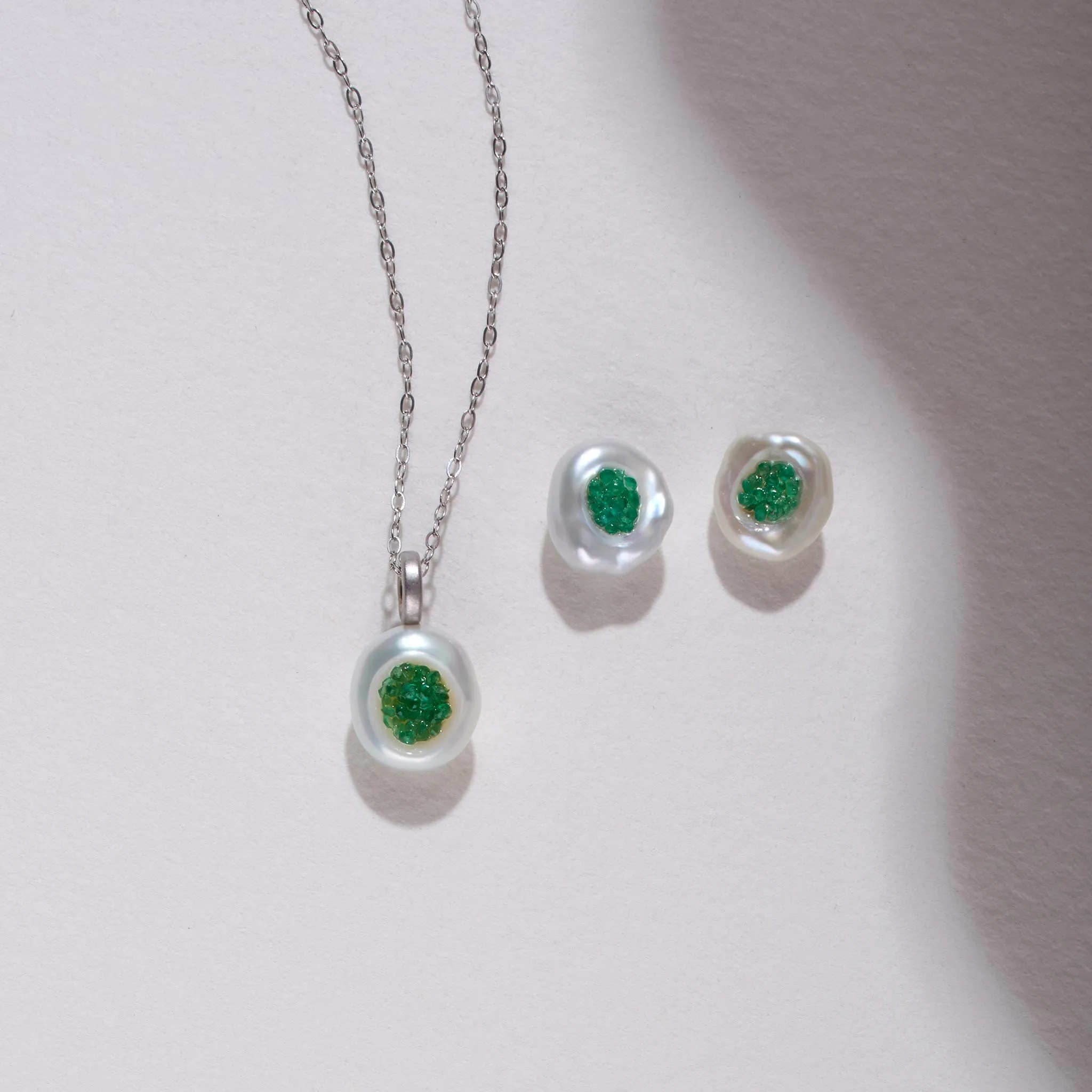 Piccolo Finestrino Collection Freshwater Pearl Pendant and Stud Earrings Set with Emerald